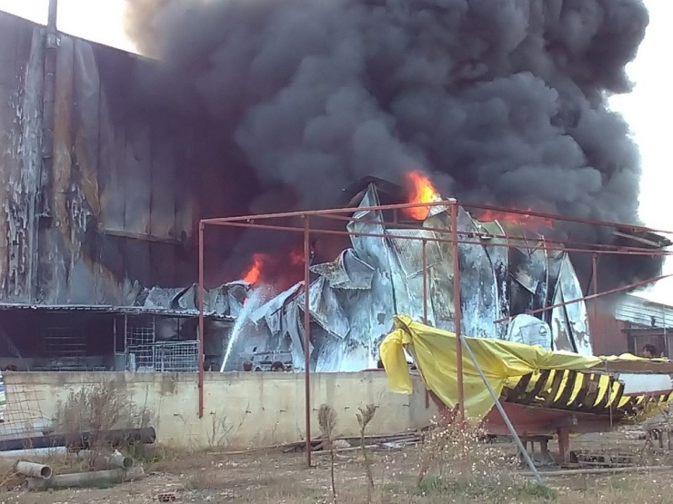 Kocaeli’de Atık Fabrikasının Depo Kısmı Alev Alev Yandı