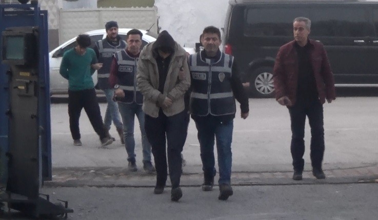 Hırsızlık Şüphelileri Kamyonun Yanmayan Lambasından Yakalandı