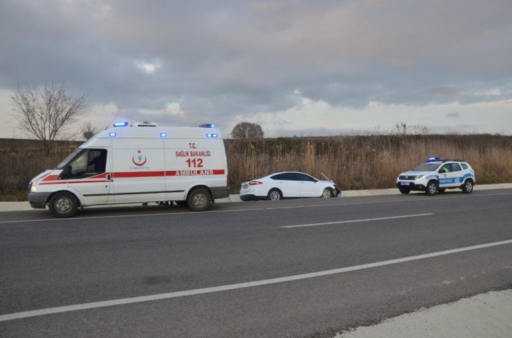 Otomobil Karşı Şeride Geçti: 2 Yaralı