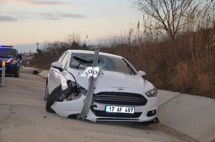 Otomobil Karşı Şeride Geçti: 2 Yaralı