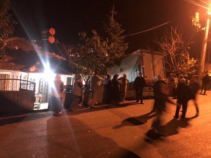 Kamyonet Eve Girdi, Ev Sakinleri Kazayı Ucuz Atlattı