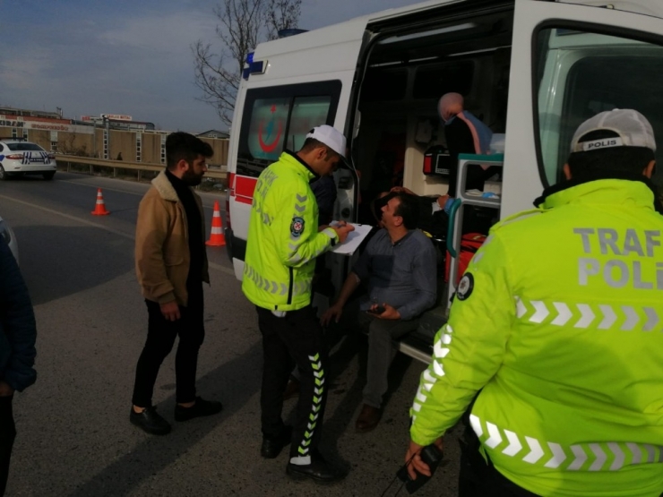 Sancaktepe’de Minibüs İle Otomobil Birbirine Girdi: 5 Yaralı