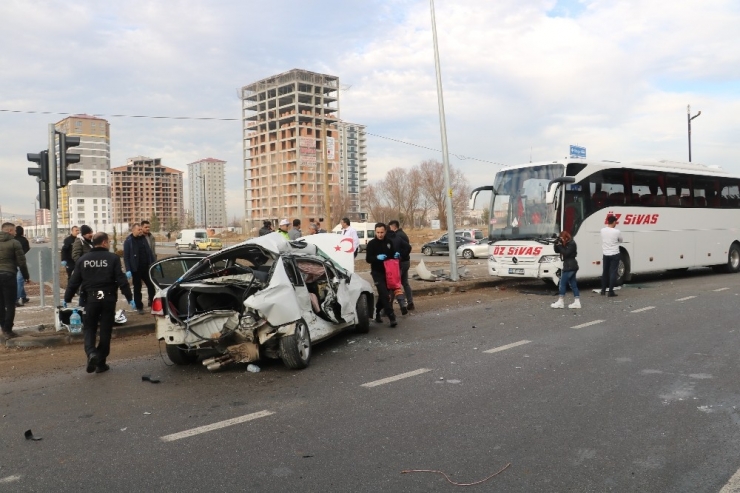 Nişanlı Çifti Trafik Kazası Ayırdı