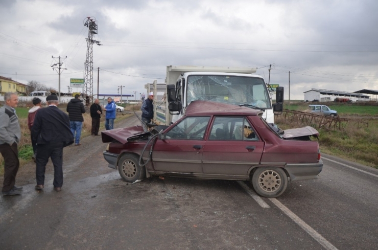 Kamyonetle Çarpışan Otomobil Hurdaya Döndü