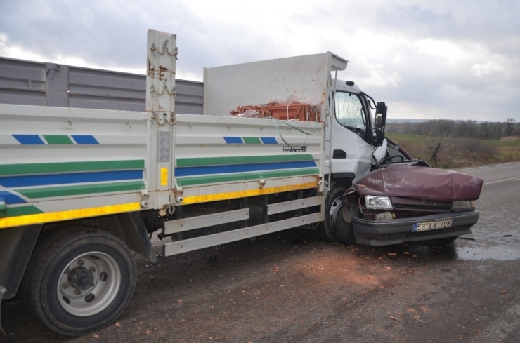 Kamyonetle Çarpışan Otomobil Hurdaya Döndü