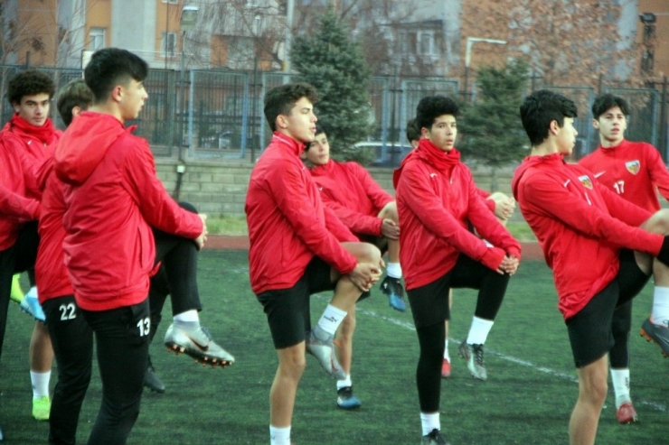 Muhammet Eren Arıkan: "Hayalim Premier Lig’de Forma Giymek"