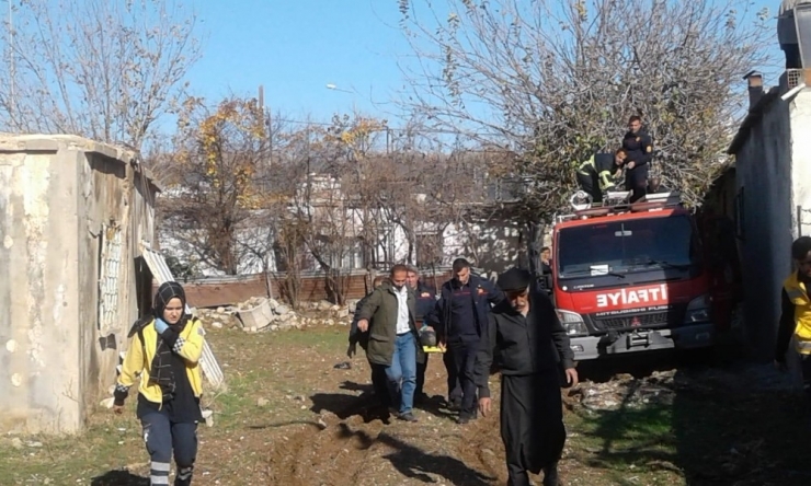 İki Ev Arasındaki Boşluğa Düşen Kadın Kurtarıldı