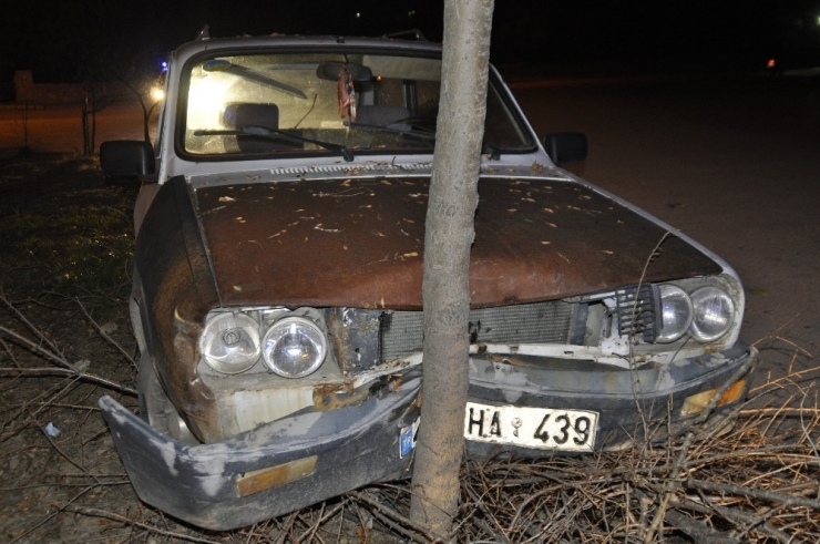 Direksiyon Hakimiyetini Kaybeden Sürücü Ağaca Çarptı: 1 Yaralı