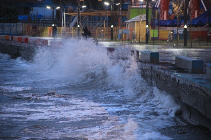 Fırtına Kuzey Ege Sahillerinde Etkili Olmaya Başladı