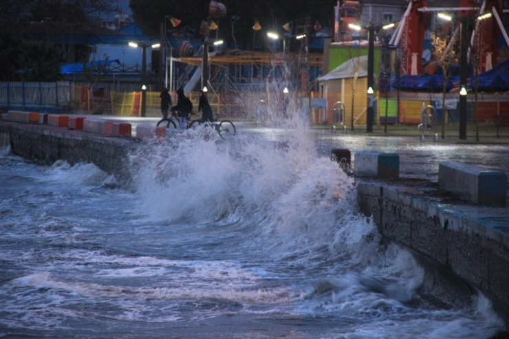 Fırtına Kuzey Ege Sahillerinde Etkili Olmaya Başladı