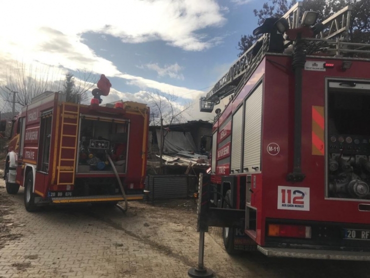 Buldan’da Tek Katlı Ahşap Ev Alevlere Teslim Oldu