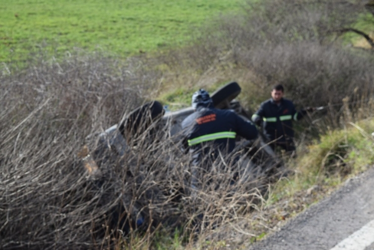 İzmir’de Otomobil Şarampole Yuvarlandı: 2 Yaralı