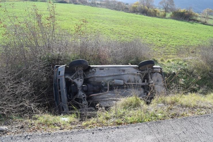 İzmir’de Otomobil Şarampole Yuvarlandı: 2 Yaralı