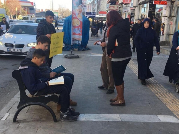 Kars’ta Liseli Öğrencilerden Okuma Kampanyası