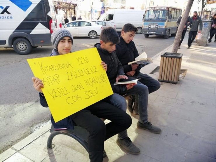 Kars’ta Liseli Öğrencilerden Okuma Kampanyası