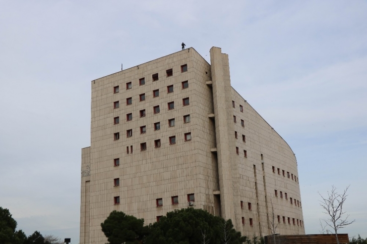 Askerde Kalmak İçin 50 Metre Yükseklikteki Binanın Tepesine Çıktı