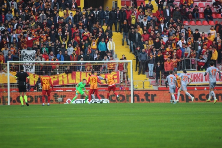 Süper Lig: İm Kayserispor: 1 - Medipol Başakşehir: 2 (İlk Yarı)