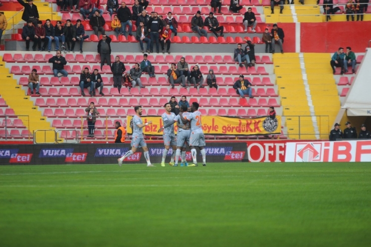 Süper Lig: İm Kayserispor: 1 - Medipol Başakşehir: 2 (İlk Yarı)