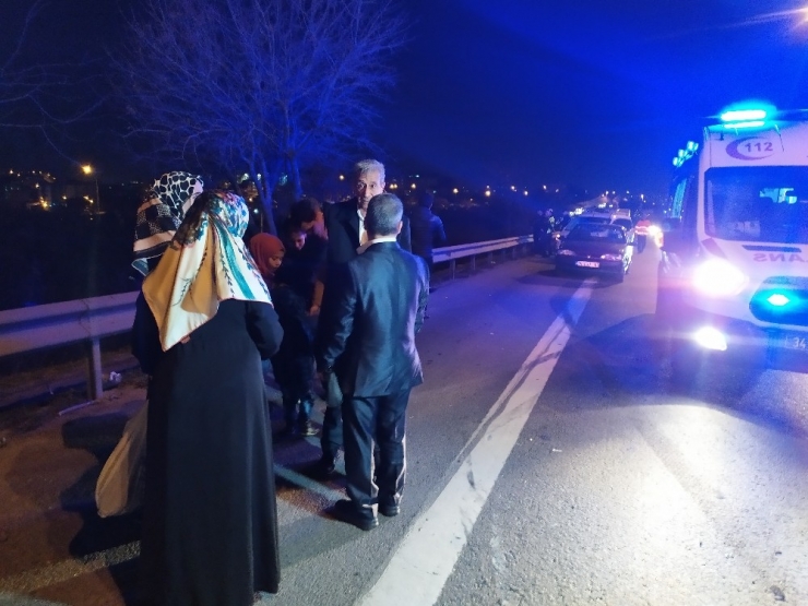 Tem’de Makas Atarak İlerleyen Araç Düğünden Dönen İki Otomobile Çarptı: 3 Yaralı