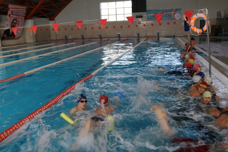 Beden Dersleri Havuzda Yapılıyor, Yüzme Bilmeyen Öğrenci Kalmıyor