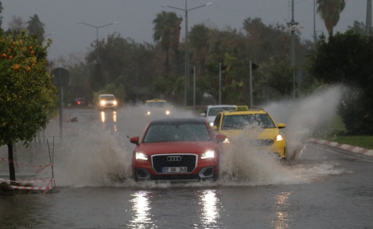 Antalya’da Sağanak Ve Fırtına