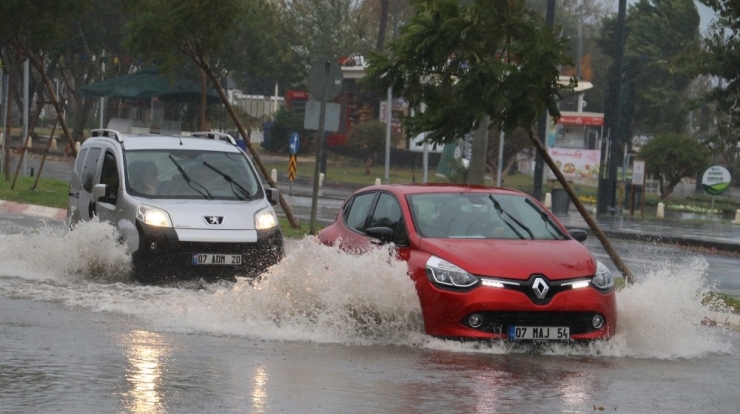 Antalya’da Sağanak Ve Fırtına