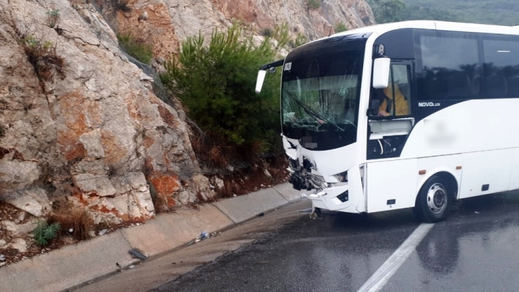 Antalya’da Servis Minibüsü Kazası: 13 Yaralı
