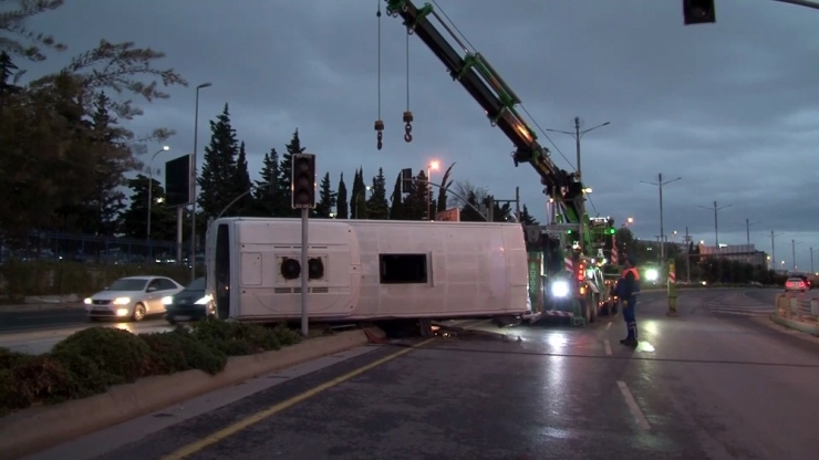 Bakırköy’de Servis Midibüsü Devrildi: 3 Yaralı