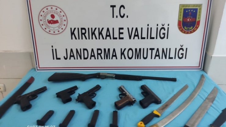 Muhtar, Evini İçki İmalathanesine Çevirdi: 500 Litre İçki Ele Geçirildi