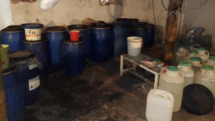 Muhtar, Evini İçki İmalathanesine Çevirdi: 500 Litre İçki Ele Geçirildi