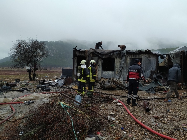 Mültecilerin Yaşadığı Konteyner Küle Döndü