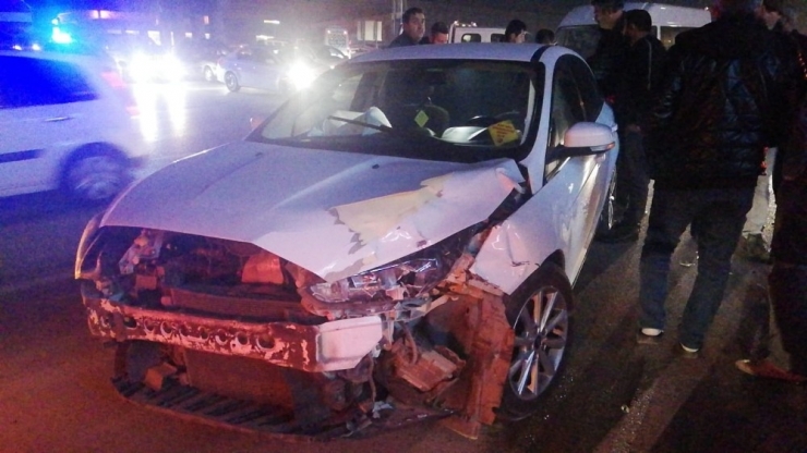 Tır İle Otomobil Kafa Kafaya Çarpıştı