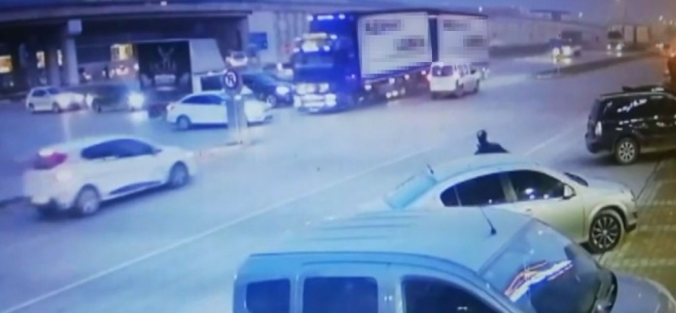 Tır İle Otomobil Kafa Kafaya Çarpıştı