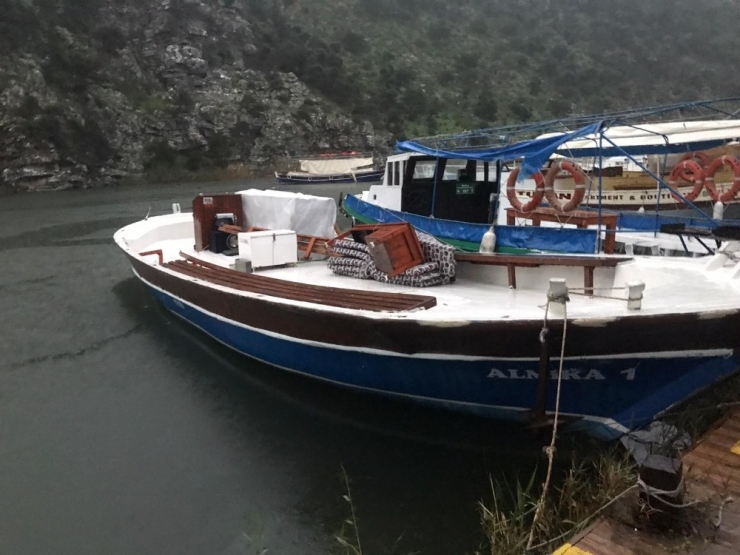 Dalyan’da Şiddetli Rüzgar Teknelerin Güneşliklerini Uçurdu