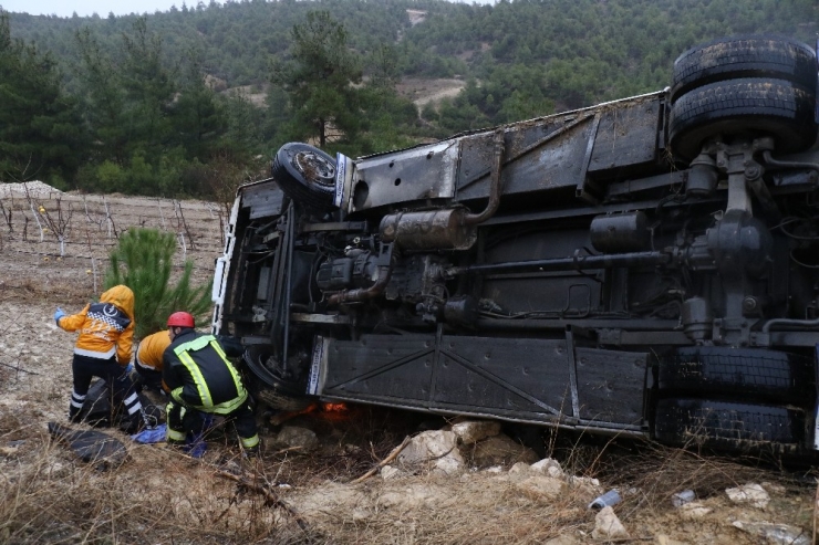 Şarampole Devrilen Midibüste 1 Kişi Öldü, 27 Kişi Yaralandı