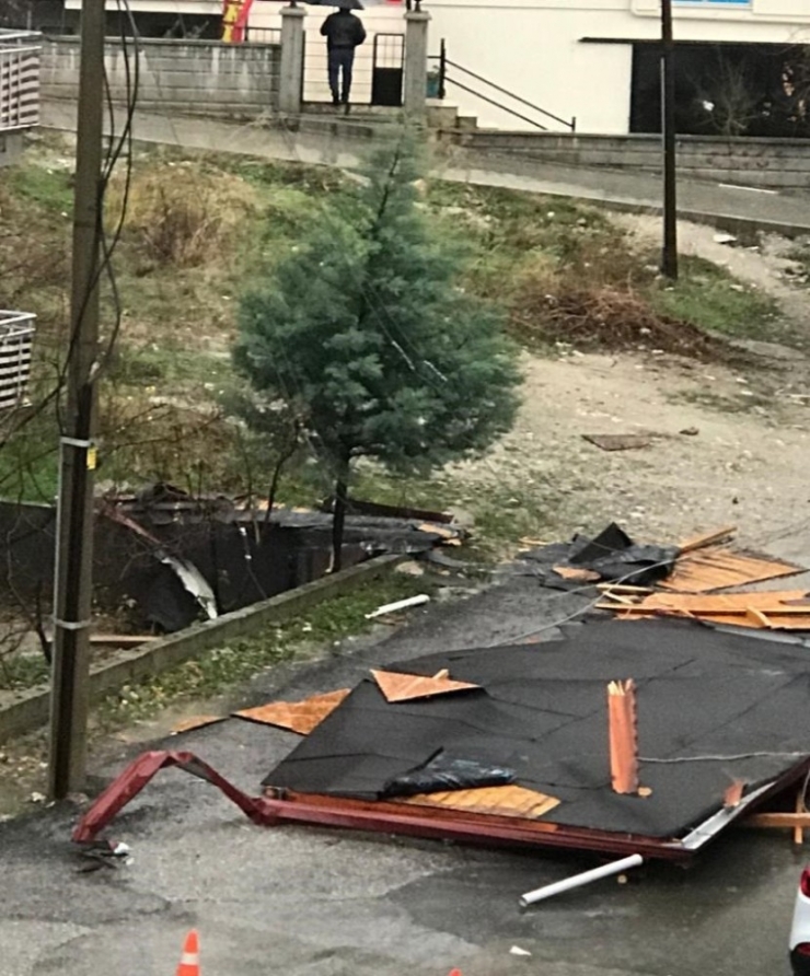 Şiddetli Esen Rüzgar Reklam Panolarını Devirdi, Çatıları Uçurdu