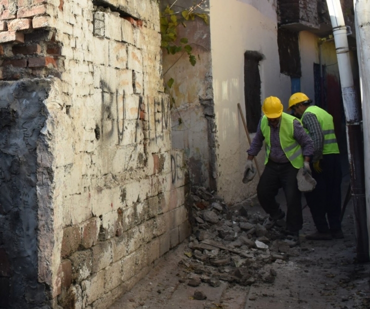 Bağlar Belediyesi Uyuşturucu İle Mücadele Kapsamında Metruk Yapıları Yıkmaya Devam Diyor