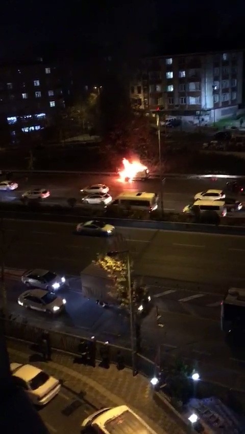 Esenler’de Otomobil Yol Ortasında Alev Aldı