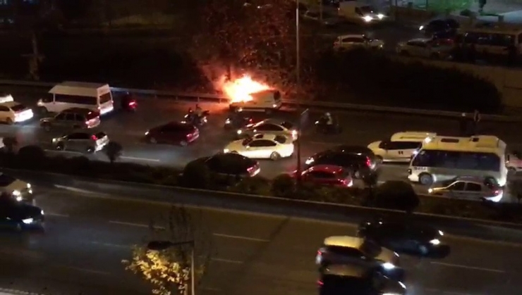 Esenler’de Otomobil Yol Ortasında Alev Aldı