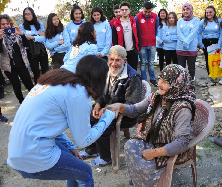 Gönüllü Gençler Yaşlı Çiftin Zeytinlerini Toplayıp Yağını Evlerine Teslim Etti