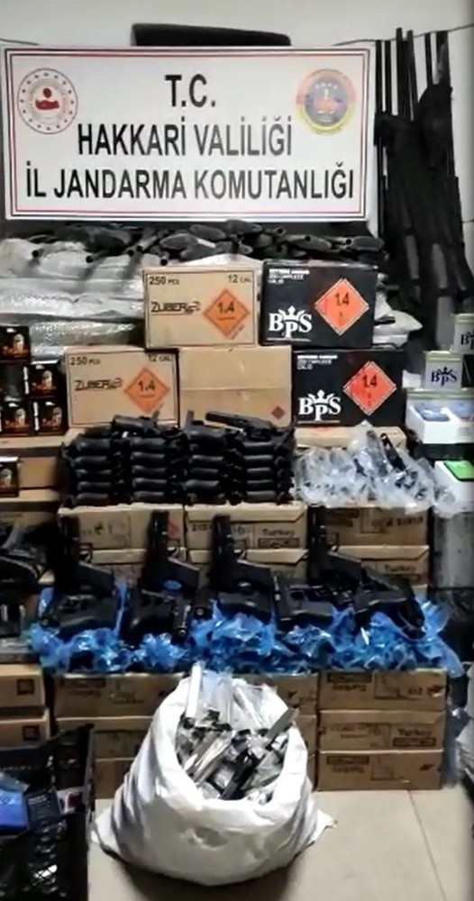 Irak Sınırında Cephanelik Ele Geçirildi