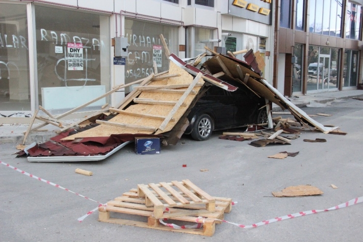 Şiddetli Rüzgarın Uçurduğu Çatı Otomobilin Üzerine Düştü