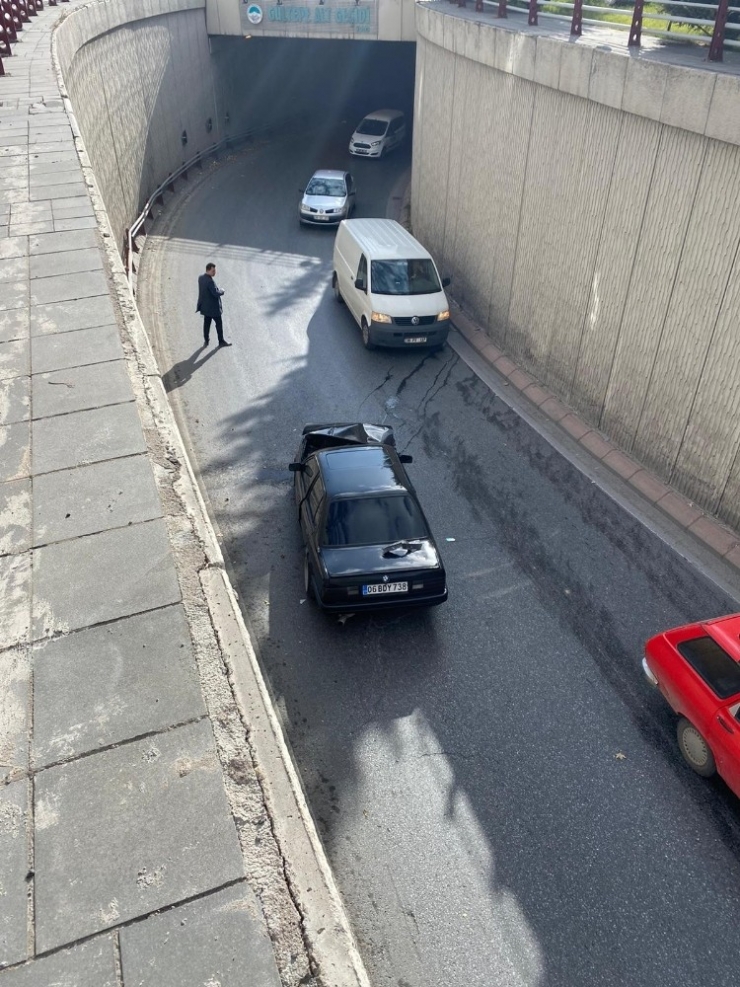 Alt Geçitte Virajı Alamayan Otomobil, Bariyerlere Çarptı