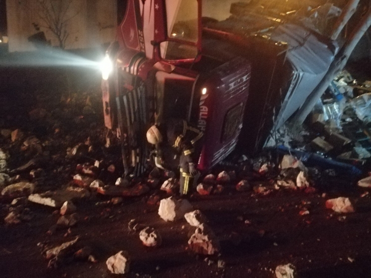 Bitkisel Yağ Yüklü Kamyon Şarampole Yuvarlandı: 1 Yaralı