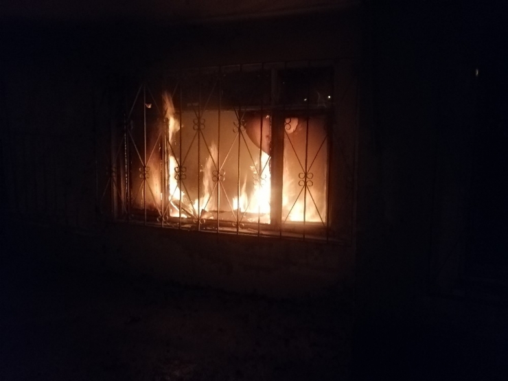 4 Katlı Apartmanda Çıkan Yangında 1 Kişi Hastanelik Oldu