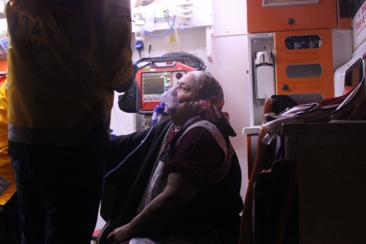 4 Katlı Apartmanda Çıkan Yangında 1 Kişi Hastanelik Oldu