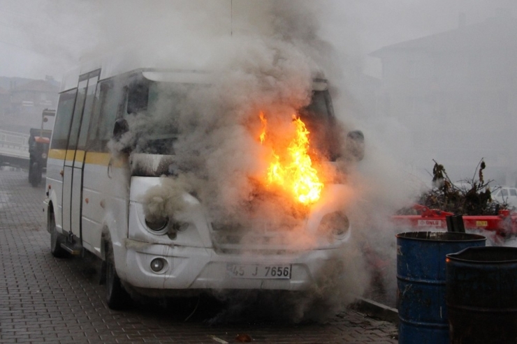 Park Halindeki Okul Taşıtı Alev Alev Yandı