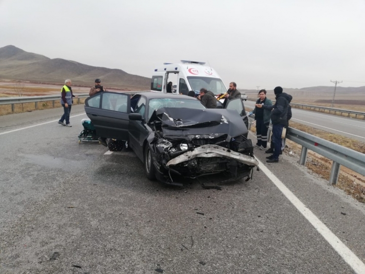 Otomobil Tır’a Arkadan Çarptı: 2 Yaralı