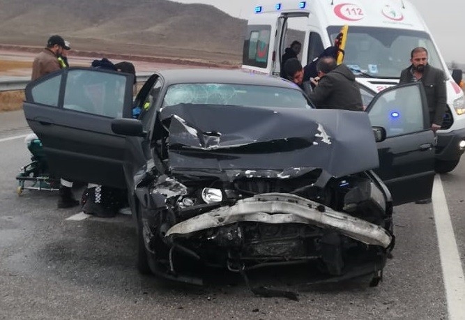 Otomobil Tır’a Arkadan Çarptı: 2 Yaralı