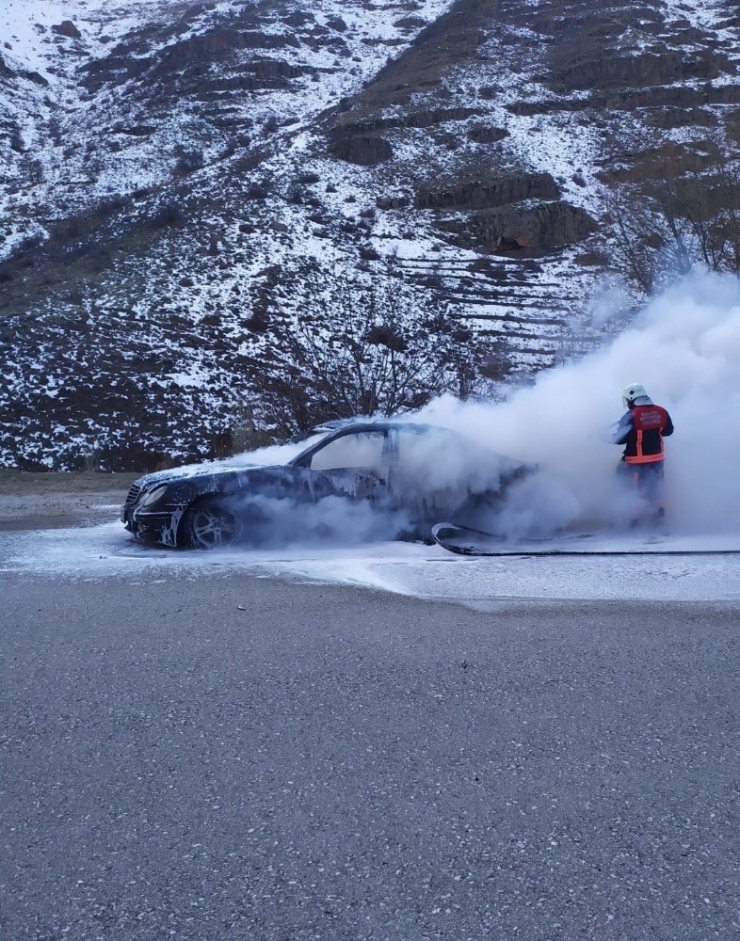 Lüks Otomobilde Çıkan Yangın Korkuttu
